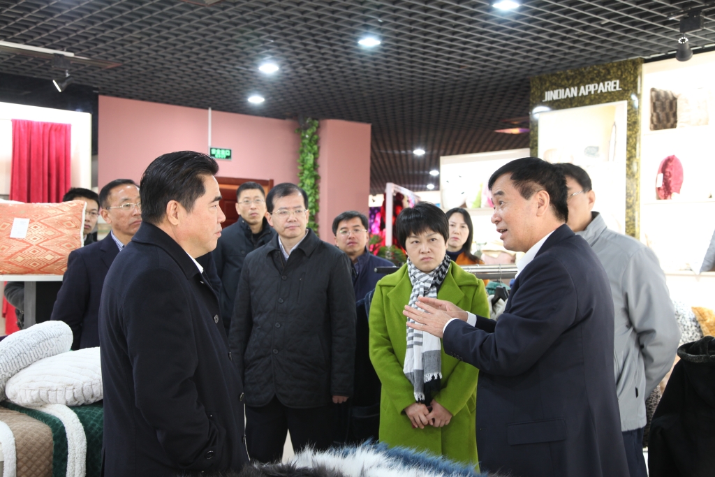 2016年11月26日，時任連云港市市長項雪龍來到飛雁毛毯有限公司調(diào)研指導(dǎo)工作。