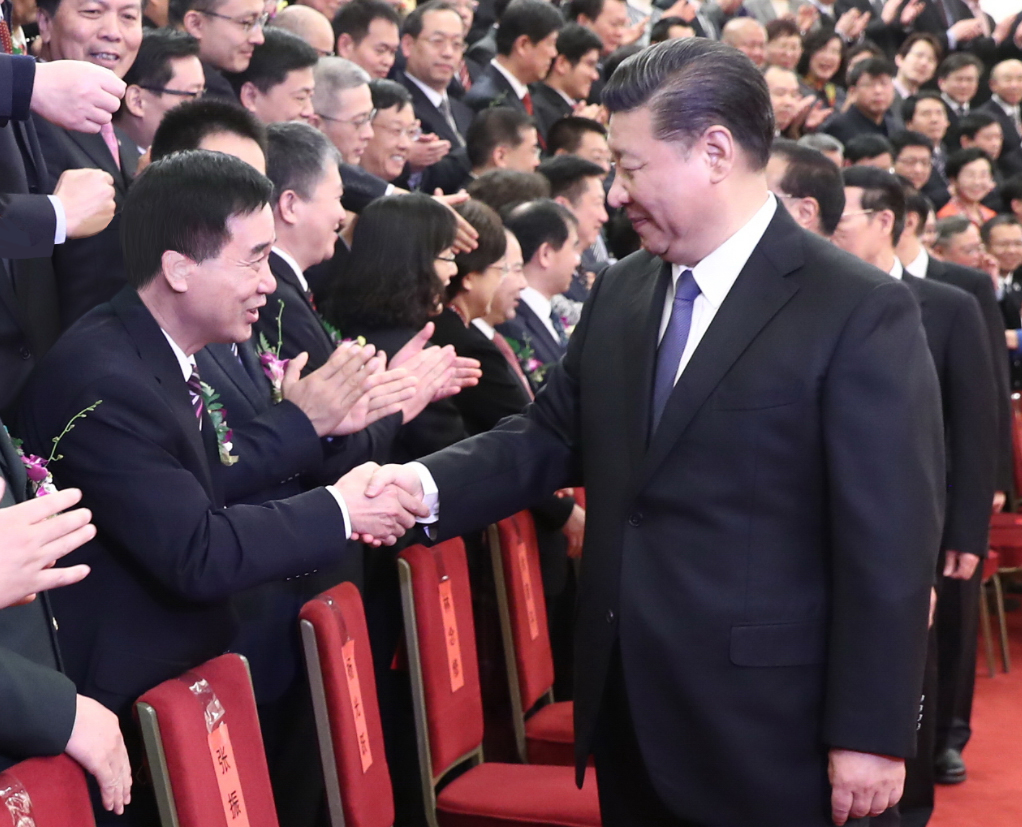 2018年1月8日，張國良榮獲國家科技進(jìn)步一等獎,習(xí)近平總書記與張國良握手照片
